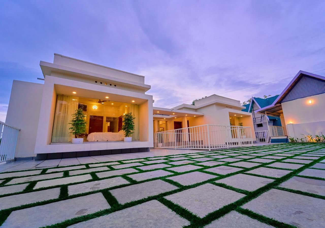 Glen Castle Vagamon Pool Resort By Voye Homes Buitenkant foto