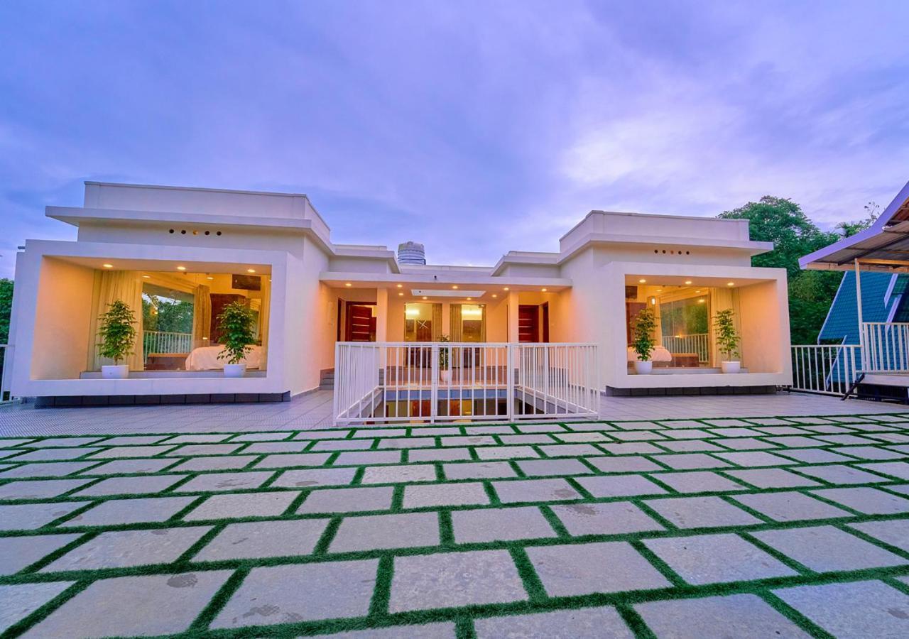 Glen Castle Vagamon Pool Resort By Voye Homes Buitenkant foto