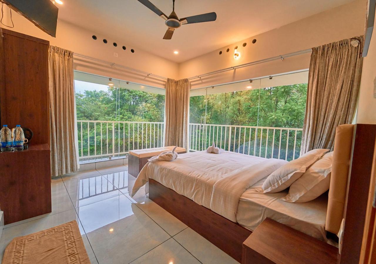 Glen Castle Vagamon Pool Resort By Voye Homes Buitenkant foto